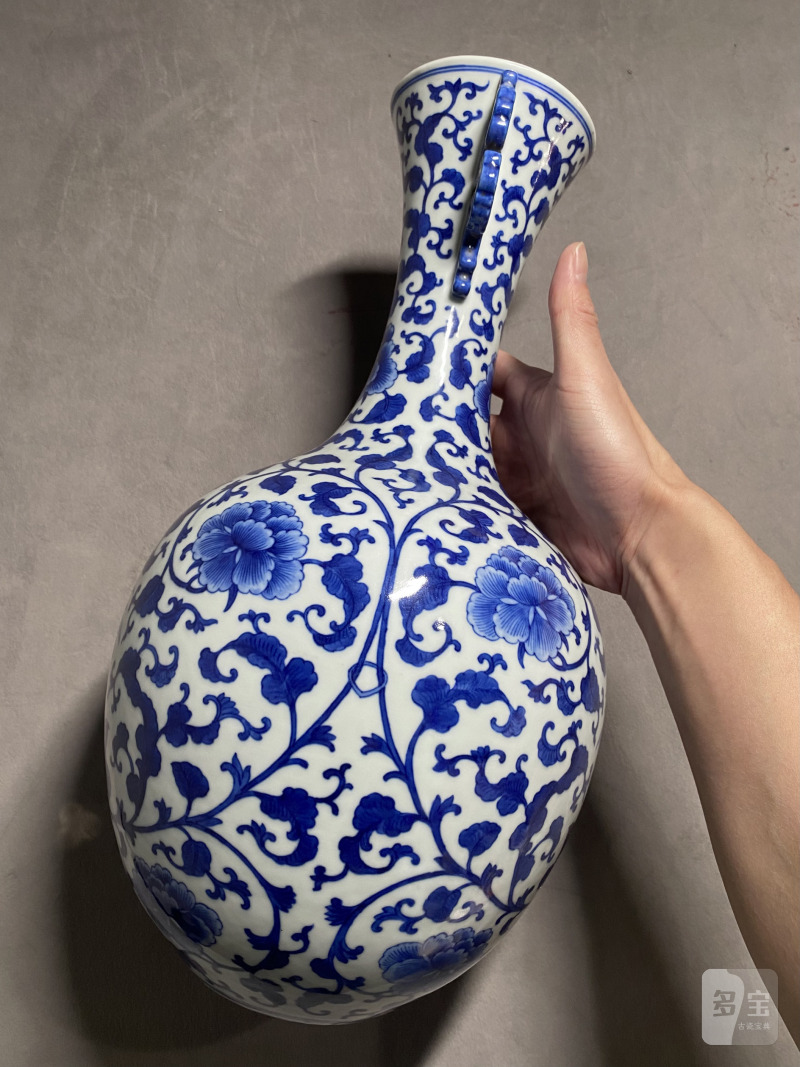清乾隆 青花缠枝花卉纹双兽耳瓶 - 图6